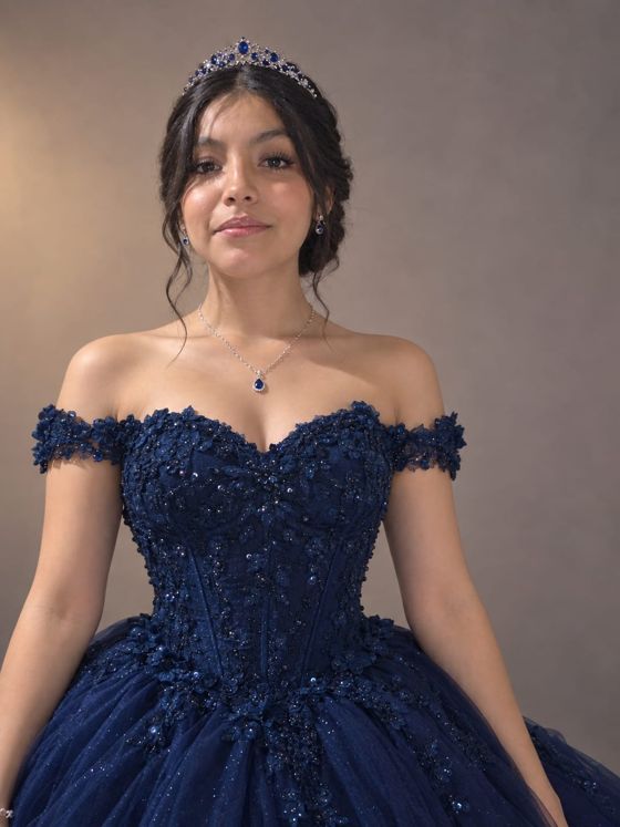 Paloma con tiara de zafiros